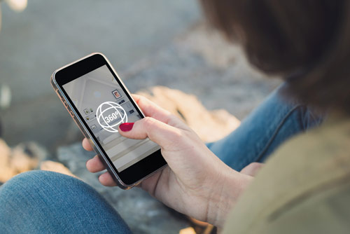 woman 360 tour on phone